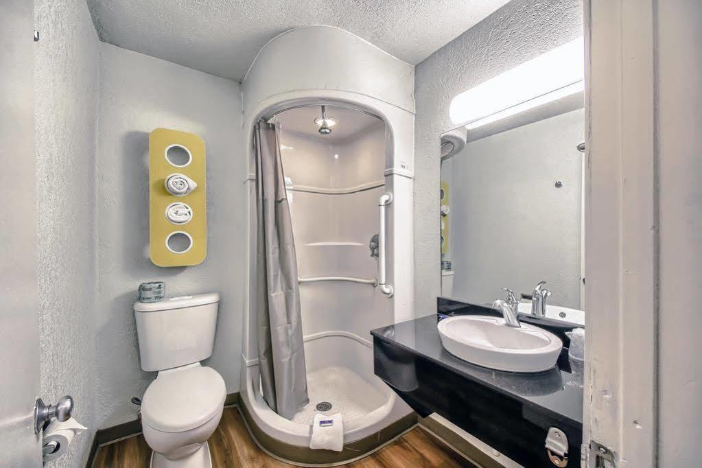 Red Roof Inn San Antonio E - Frost Bank Center ภายนอก รูปภาพ