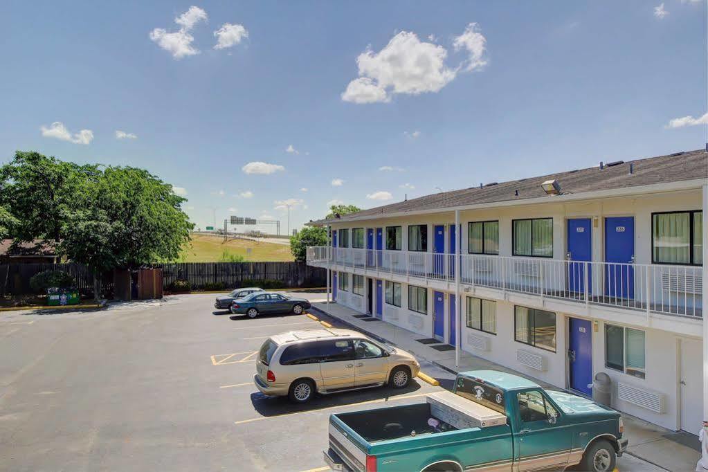 Red Roof Inn San Antonio E - Frost Bank Center ภายนอก รูปภาพ