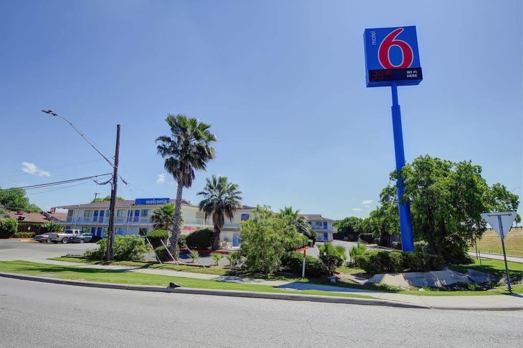 Red Roof Inn San Antonio E - Frost Bank Center ภายนอก รูปภาพ