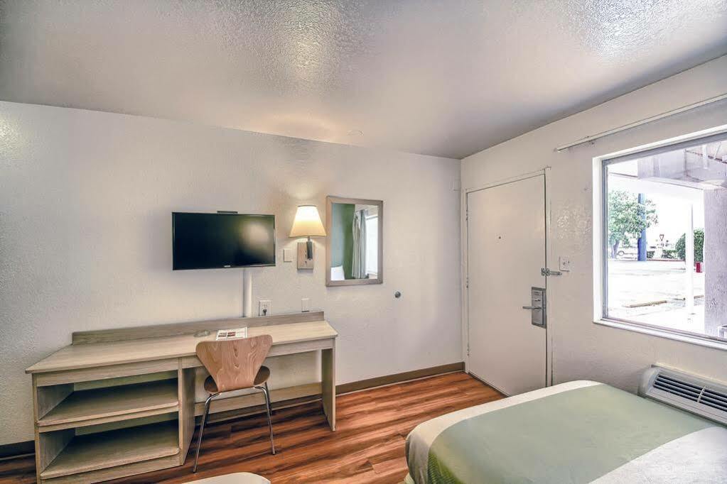 Red Roof Inn San Antonio E - Frost Bank Center ภายนอก รูปภาพ